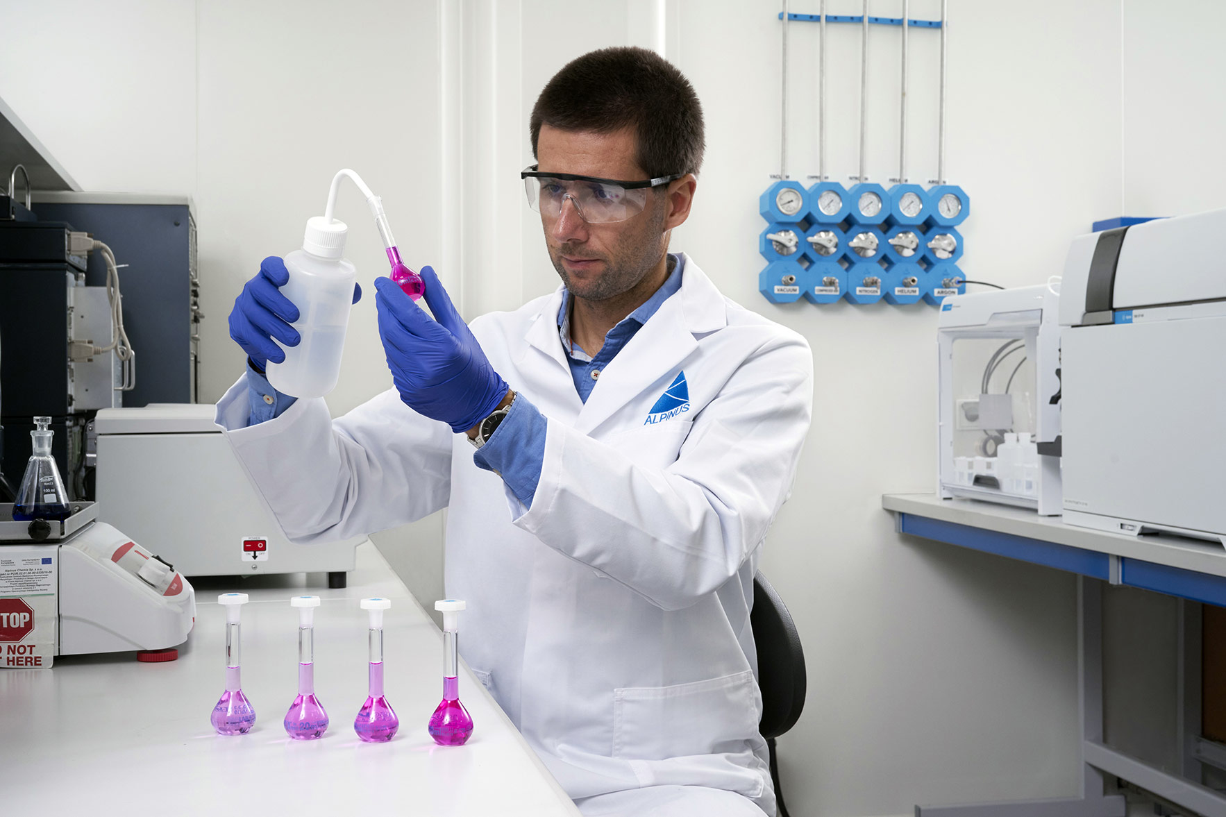Laboratoria Alpinus Chemia oferują szeroki zakres usług obejmujący badania związków wykorzystywanych w przemyśle chemii organicznej i nieorganicznej, galwanotechnice, przetwórstwie tworzyw itp. Prowadzimy również badania próbek środowiskowych.